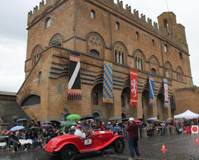 Lumachelle, cartoline e figuranti in costume per salutare il passaggio della 1000 Miglia