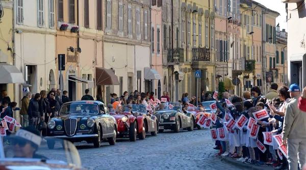 Passa la 1000 Miglia. Tra i vip attesi, anche Joe Bastianich e Carlo Cracco