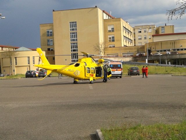Operaio precipita nel vuoto, grave incidente sul lavoro