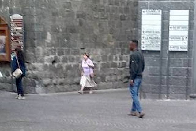 Esasperati dall'accattonaggio molesto, gruppo di commercianti scrive al Comune