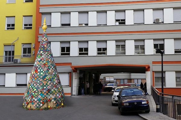 Uncinetto urbano per vestire con i colori della street art l'Oncologia