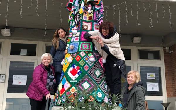 Centinaia di donne in campo per realizzare l'Albero di Natale per l'Oncologia 