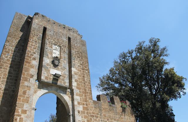 Bandiere, falchi e balestre all'Albornoz. Si assegna il Palio della Palombella