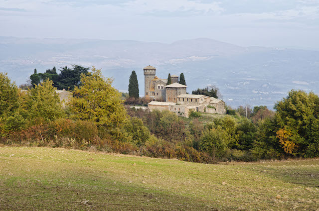 Sull'Alfina cala un complice silenzio, ma il pericolo ambientale resta