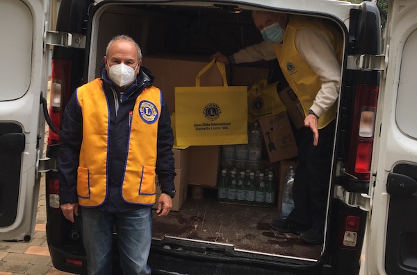 Il Lions Club Orvieto dona derrate alimentari. "Tutti dipendiamo da tutti"