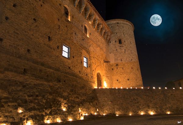 "A Lume di Lumaca". Brillano candele e torce all'ombra del castello 