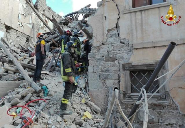 Terremoto: 290 vittime, nuova scossa provoca altri crolli in scuola Amatrice. Papa Francesco presto nei luoghi del sisma