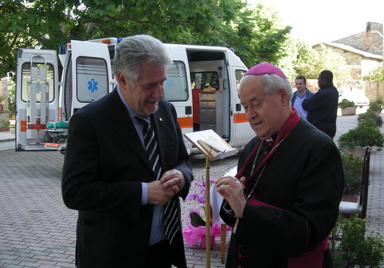 Alla "San Giovanni Bosco" di Monterubiaglio benedizione dell'ambulanza donata dalla Fondazione CRO