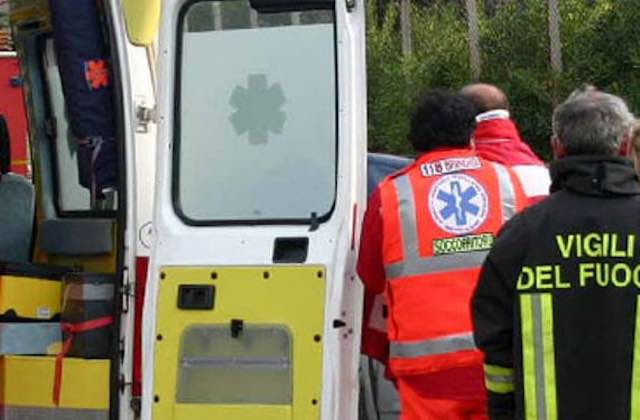 Incidente sul raccordo, grave una 38enne sbalzata fuori dall'auto