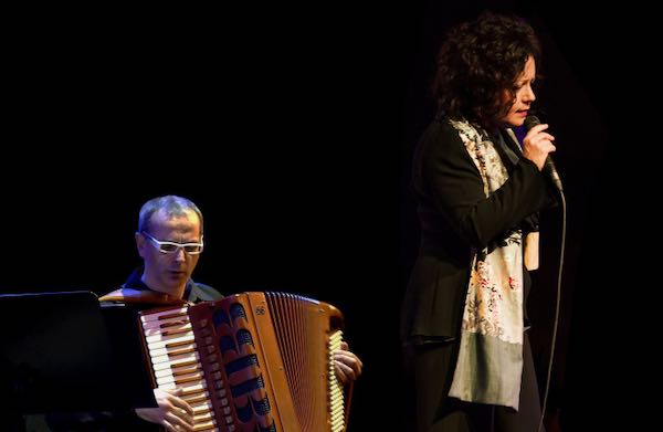 "Una voce, una fisarmonica". Antonella Ruggiero in Piazza Girolamo Fabrizio