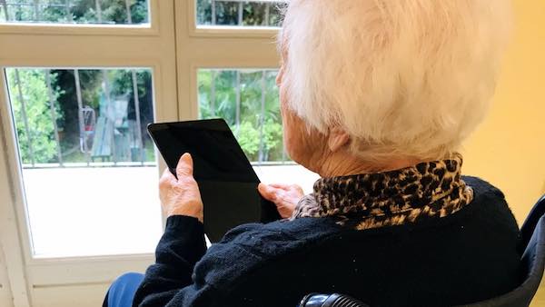 "Dotare le Rsa di tablet per consentire agli anziani di interagire con i propri cari"