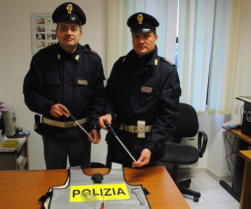 Fermate dalla polizia con arnesi atti allo scasso. Denunciate per furto due minorenni 