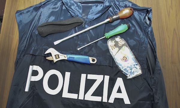 Denunciate per possesso di arnesi da scasso all'uscita di un condominio