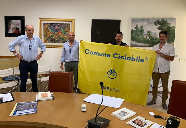 Nel cuore verde d'Italia, due bandiere gialle ad altrettanti "ComuniCiclabili"