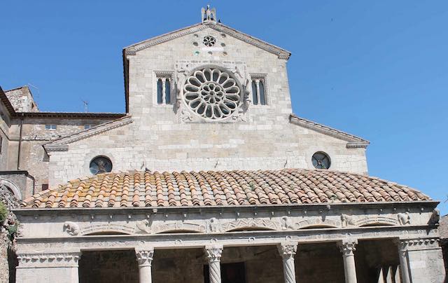 Mercatini, foto e il debutto del laboratorio teatrale nel primo weekend di primavera