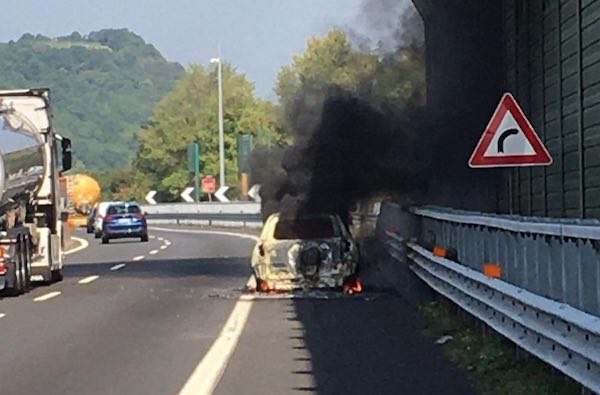 Auto avvolta dalle fiamme lungo l'A1, illeso il conducente