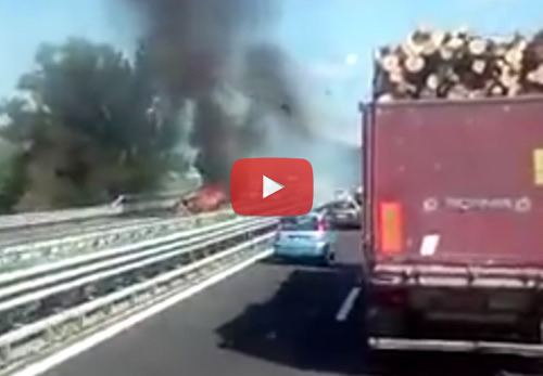 Auto in fiamme sull'A1, la drammatica sequenza dell'incendio