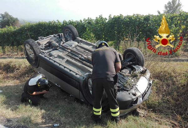 Perde il controllo dell'auto e si ribalta. Donna trasporta a Belcolle