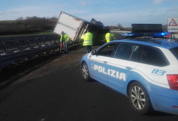 Autoarticolato si adagia sul guard rail, traffico a rilento sull'A1