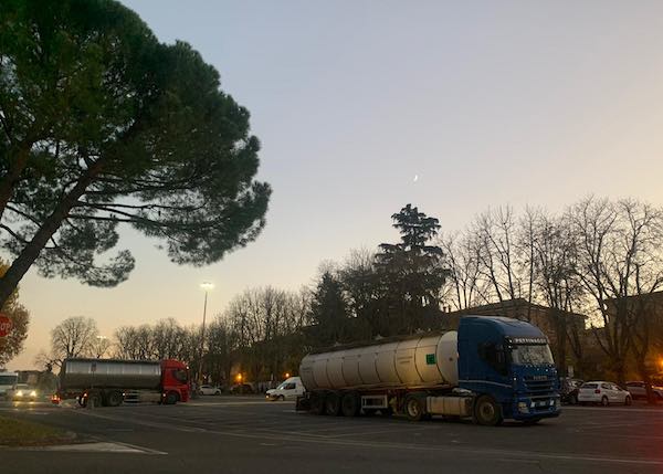 Guasto alla rete idrica del centro storico, autobotti in Piazza Cahen e al Foro Boario