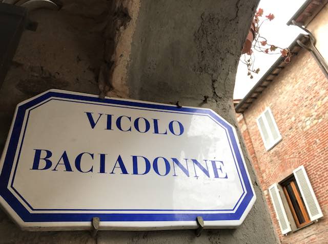 "Stretti stretti nel vicolo dell'amore". San Valentino al Baciadonne