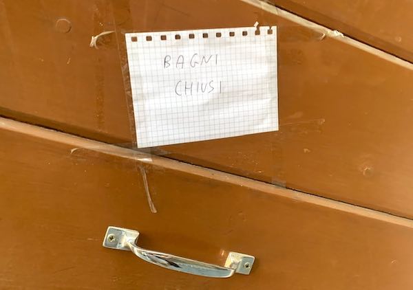 Bagni pubblici chiusi. "Procederemo alla sanificazione di tutti gli impianti del territorio"