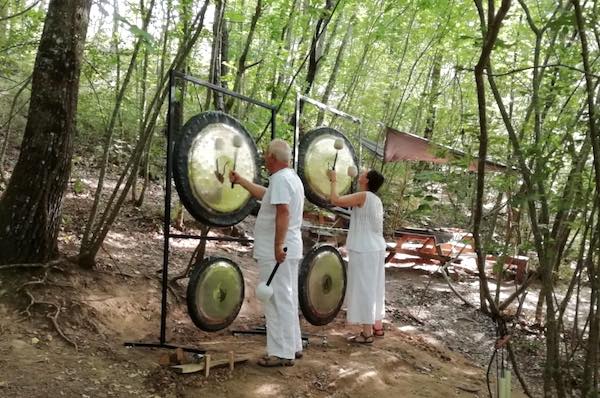 Relax d'autunno al Parco Cinque Sensi, tra yoga e bagni di gong nel bosco