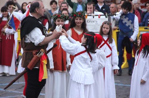 "Orvieto in Fiore", anche senza sole. Al S.Maria della Stella il Palio della Palombella