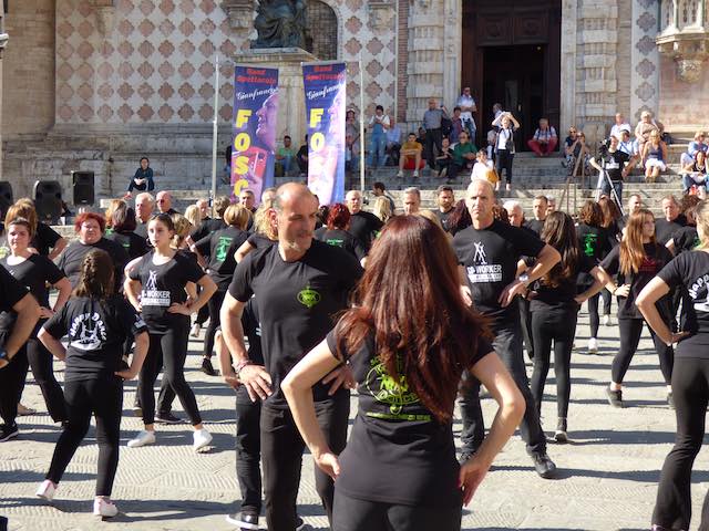 Gianfranco Foscoli fa ballare Piazza IV Novembre. E l'estate si annuncia "caliente"