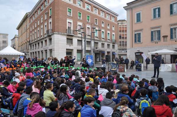 Rispetto e legalità, 1200 bambini in piazza con la polizia per "Il mio diario"