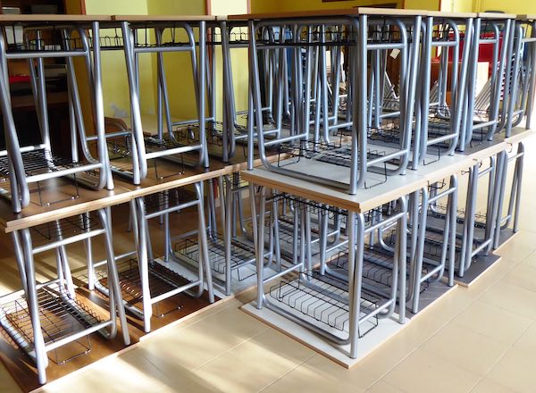 Consegnati 200 nuovi banchi e sedie alle scuole di Vetralla