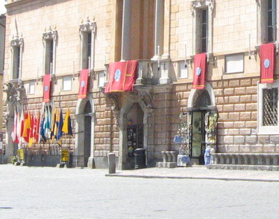 Rubate le bandiere dei Quattro Quartieri al Duomo