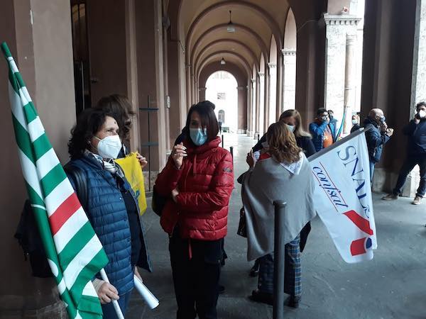 Davanti alle prefetture le richieste dei sindacati per una scuola più stabile