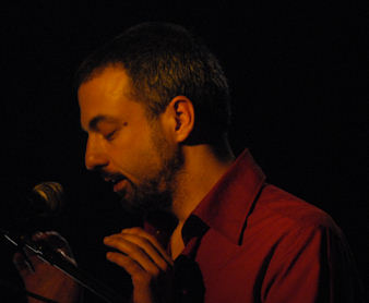 E' di Daniele Barcaroli la voce del video dell'iPod Shuffle di Apple. E stasera i suoi allievi si esibiscono al Carmine in Blue Words...