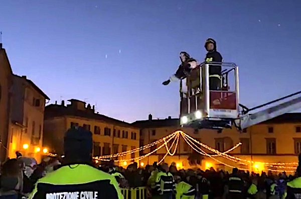 Vigili del Fuoco e Protezione Civile in piazza per l'arrivo della Befana