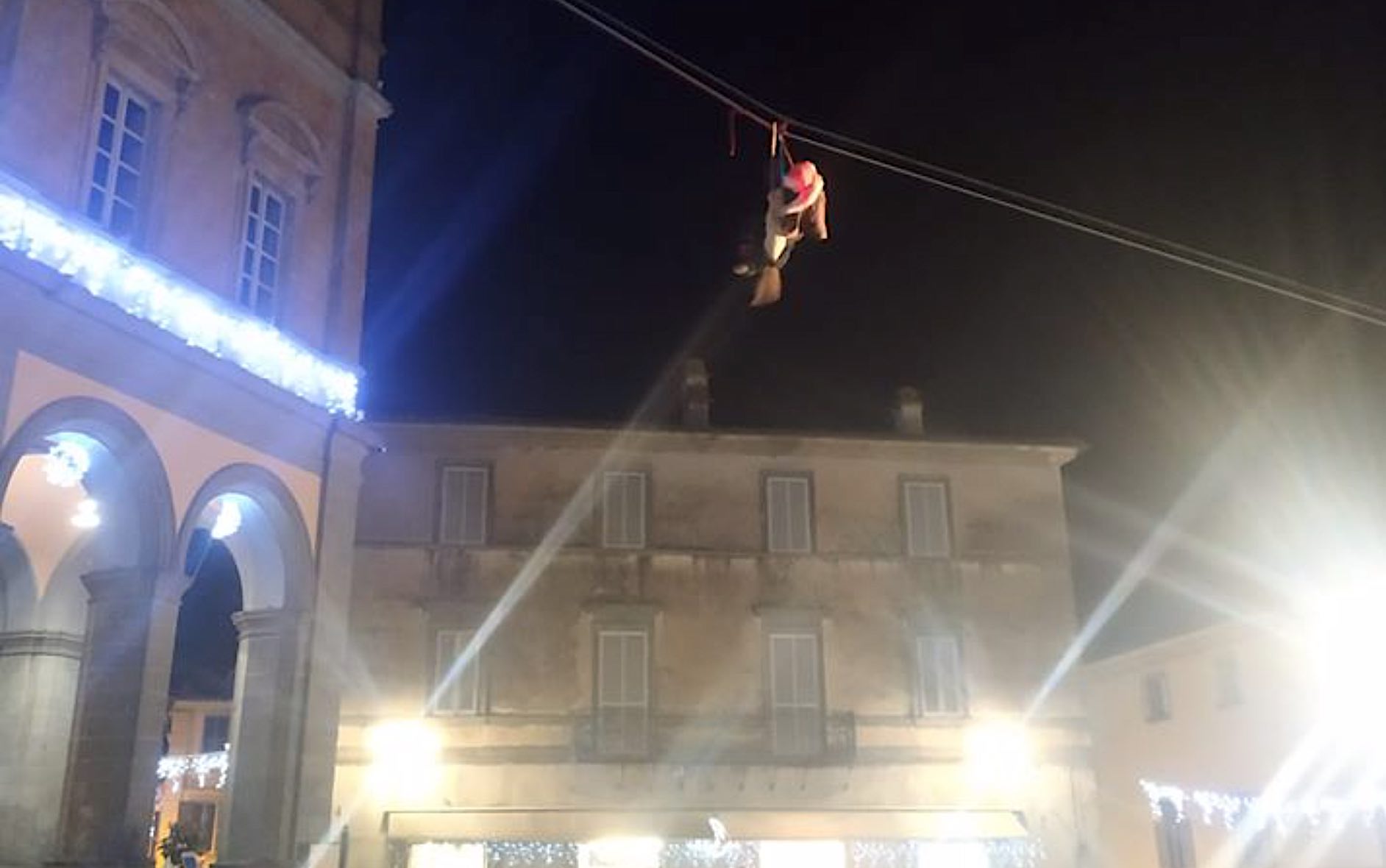 La Befana aquesiana si cala dal Palazzo del Comune