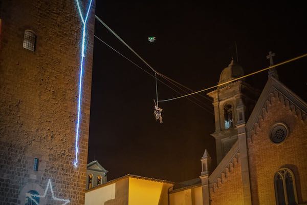 La Befana Forraditesta scende in volo planato su Piazza Unità d'Italia