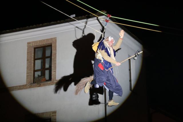 Befana e Babbo Natale acrobatici con il Gruppo Forraditesta, ecco dove