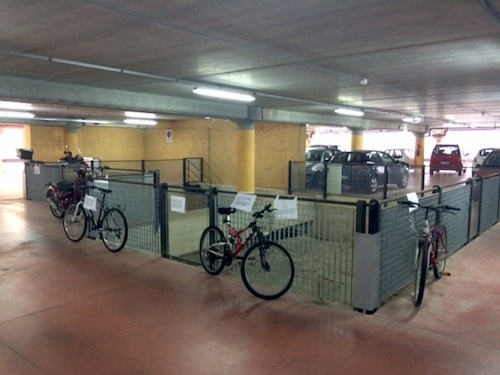 Il Comune dichiara guerra alle biciclette: "Via dal parcheggio di Via Roma"
