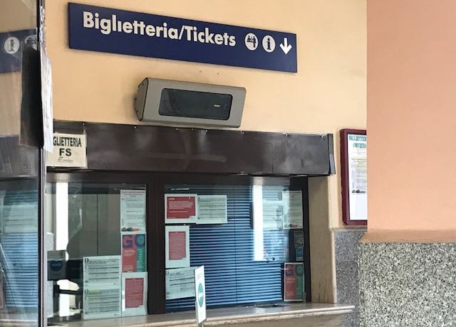 Stazione, biglietteria chiusa nel weekend. Il Comune chiede un incontro a Trenitalia
