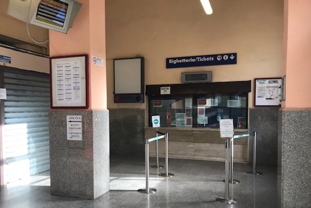 Stazione, biglietteria chiusa nel weekend. Trenitalia: "Provvedimento temporaneo"