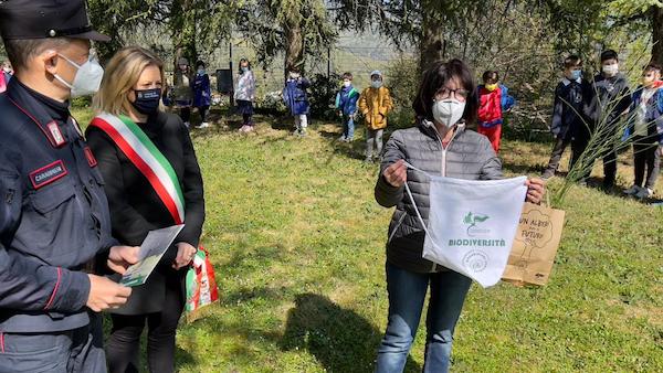 Scuola e Carabinieri Forestali insieme per il progetto "Un albero per il futuro: crea il bosco diffuso"