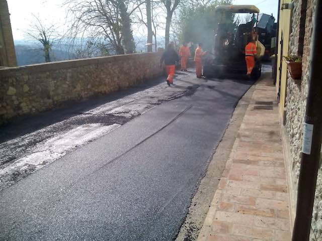 Lavori a Duesanti su strade ed aree pubbliche, in corso la bitumatura nel centro storico