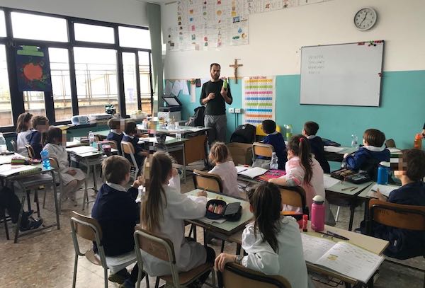 "Stop alla plastica a scuola". Il Comune distribuisce borracce di alluminio