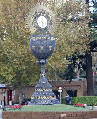 In piazza Cahen si inaugura il Monumento del Calice, simbolo del Giubileo Eucaristico Straordinario