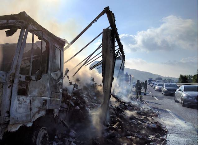 Camion in fiamme sull'Autostrada del Sole, tratto chiuso alla circolazione