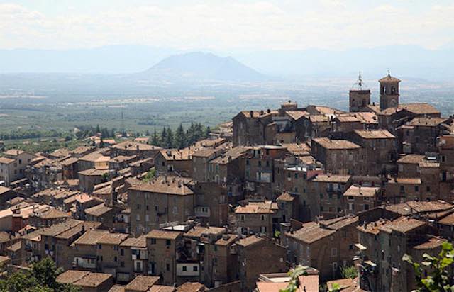 Sagra della Nocciola verso il gran finale. Eventi e spettacoli fino ai carri allegorici in notturna