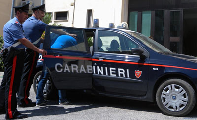 Due quarantenni rubano su un'auto in sosta. Bloccati dai carabinieri e arrestati