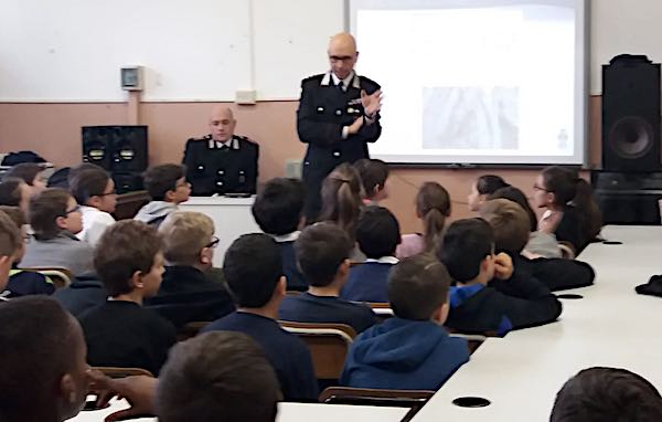 "A scuola di legalità". Comune e Carbinieri entrano in aula contro il bullismo