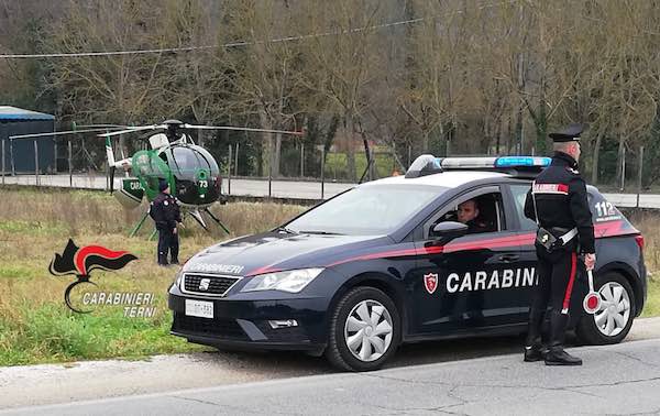 Controlli dei Carabinieri sul territorio con l'ausilio di un elicottero